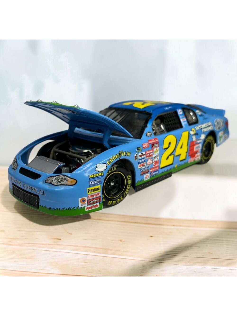 Jeff Gordon DuPont Peanuts 1:24 Diecast NASCAR Collectible Monte Carlo 1999